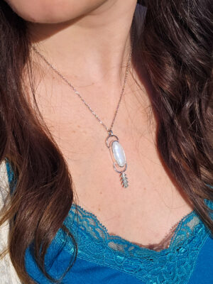 Pendentif en argent serti d'une péristérite avec une feuille de chêne texturée