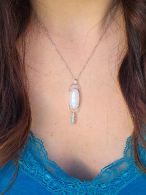 Pendentif en argent serti d'une péristérite avec une feuille de chêne texturée