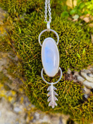 Pendentif en argent serti d'une péristérite avec une feuille de chêne texturée