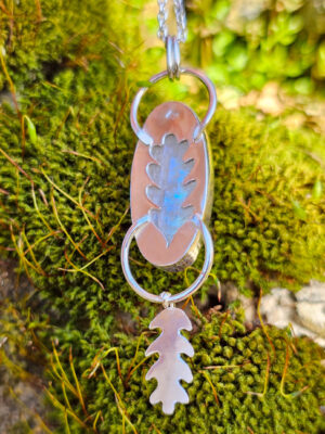 Verso d'un pendentif en argent serti d'une péristérite avec une feuille de chêne texturée