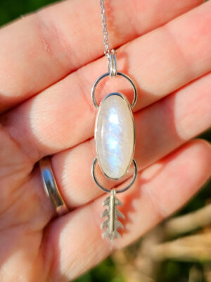 Pendentif en argent serti d'une péristérite avec une feuille de chêne texturée