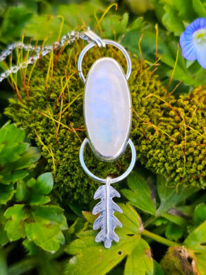 Pendentif en argent serti d'une péristérite avec une feuille de chêne texturée