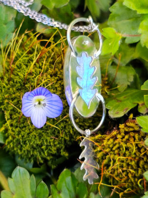 Pendentif en argent serti d'une péristérite avec une feuille de chêne texturée