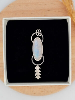 Pendentif en argent serti d'une péristérite avec une feuille de chêne texturée