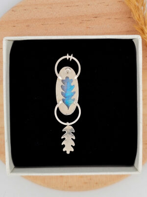 Arrière d'un pendentif en argent serti d'une péristérite avec une feuille de chêne texturée