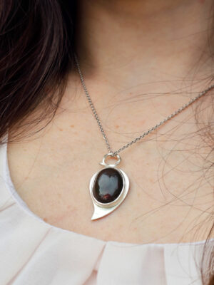 Pendentif en argent serti d'une Opale noire de Delanta