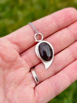 Pendentif en argent serti d'une Opale noire de Delanta