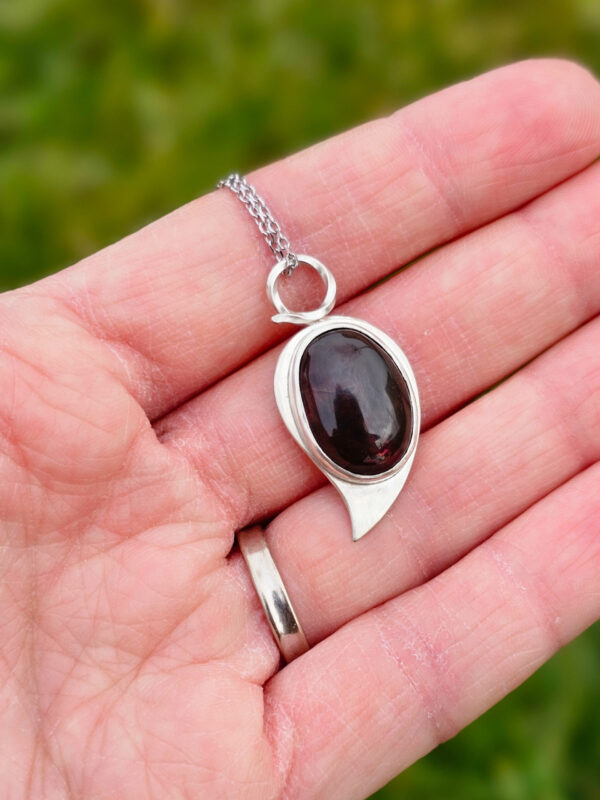 Pendentif en argent serti d'une Opale noire de Delanta