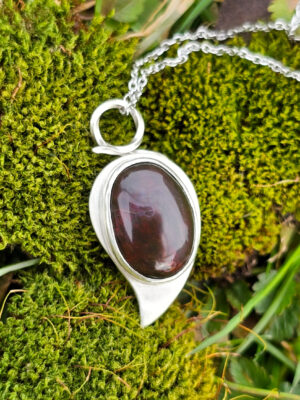 Pendentif en argent serti d'une Opale noire de Delanta