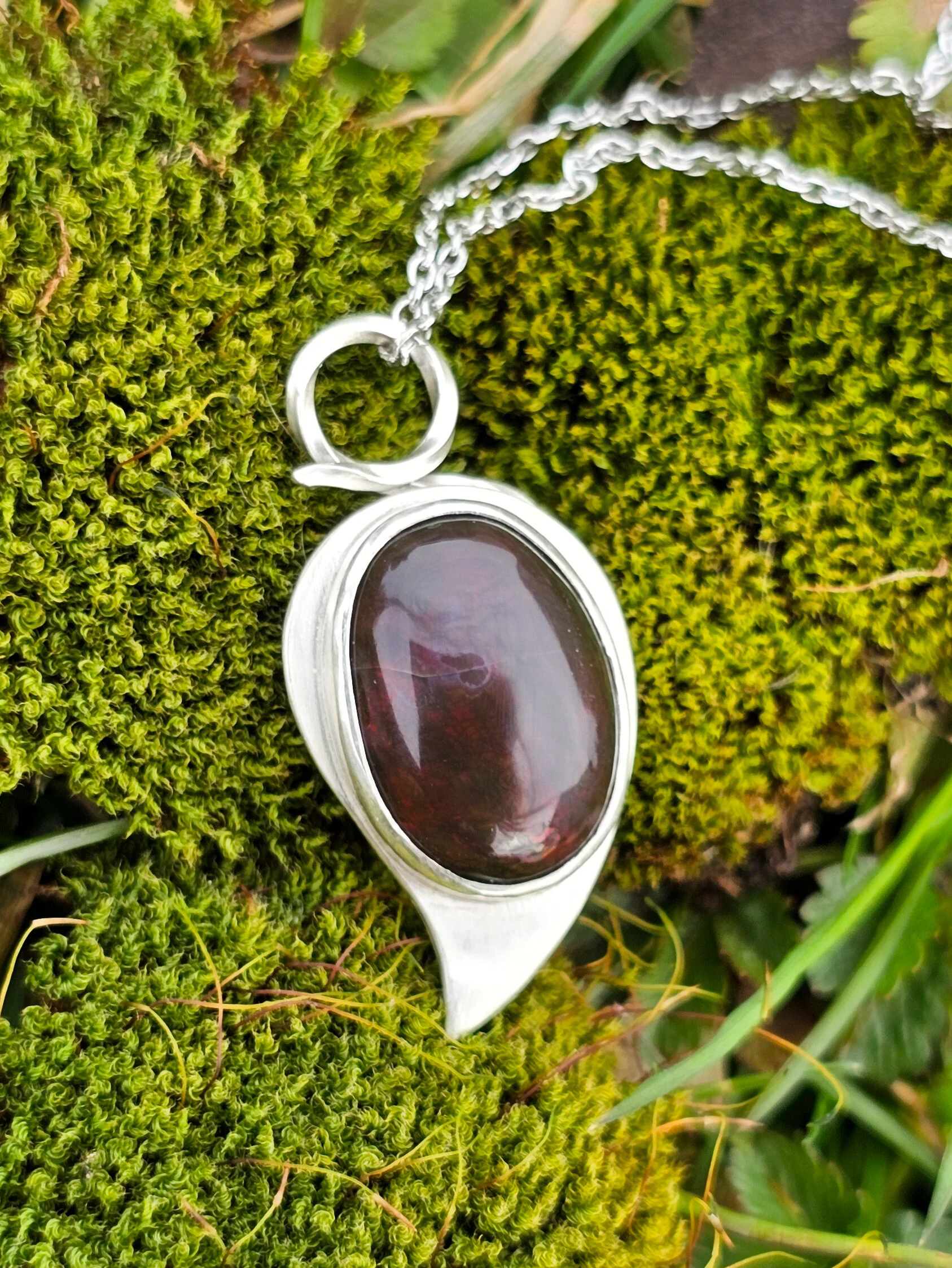 Pendentif en argent serti d'une Opale noire de Delanta