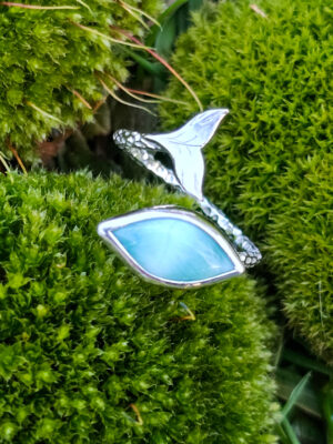 Bague en argent texturée avec une queue de baleine sertie d'un larimar
