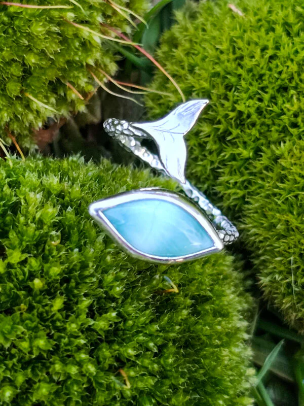 Bague en argent texturée avec une queue de baleine sertie d'un larimar