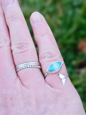 Bague en argent texturée avec une queue de baleine sertie d'un larimar