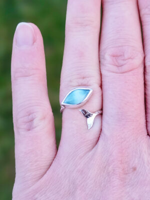 Bague en argent texturée avec une queue de baleine sertie d'un larimar