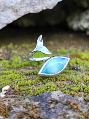 Bague en argent texturée avec une queue de baleine sertie d'un larimar