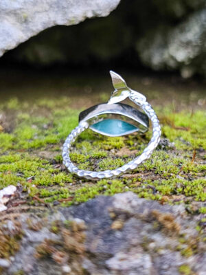 Bague en argent texturée avec une queue de baleine sertie d'un larimar