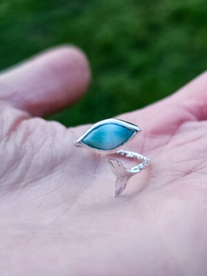 Bague en argent texturée avec une queue de baleine sertie d'un larimar