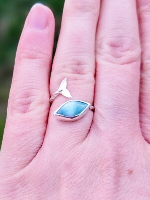 Bague en argent texturée avec une queue de baleine sertie d'un larimar