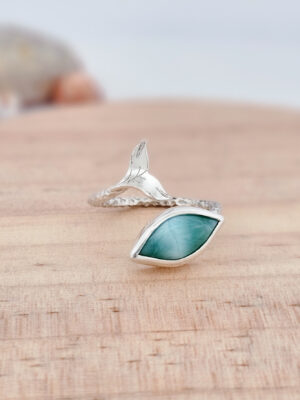 Bague en argent texturée avec une queue de baleine sertie d'un larimar