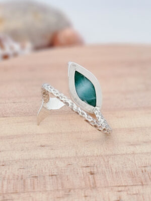 Bague en argent texturée avec une queue de baleine sertie d'un larimar