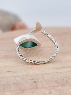 Bague en argent texturée avec une queue de baleine sertie d'un larimar
