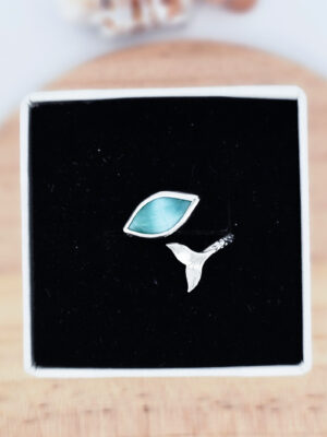 Bague en argent texturée avec une queue de baleine sertie d'un larimar