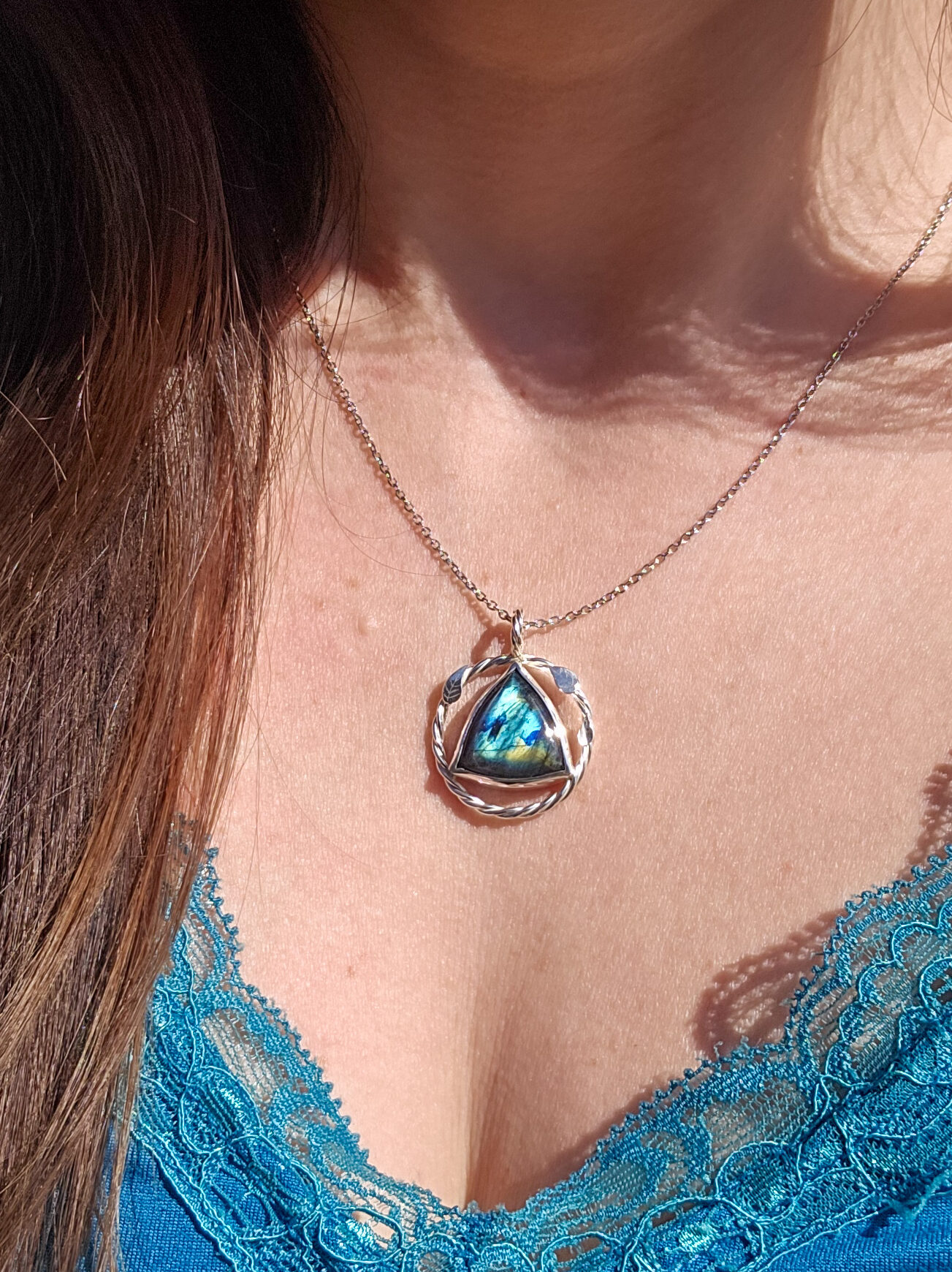 Pendentif en argent torsadé orné de feuilles et serti d'une labradorite