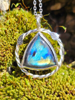 Pendentif en argent torsadé orné de feuilles et serti d'une labradorite