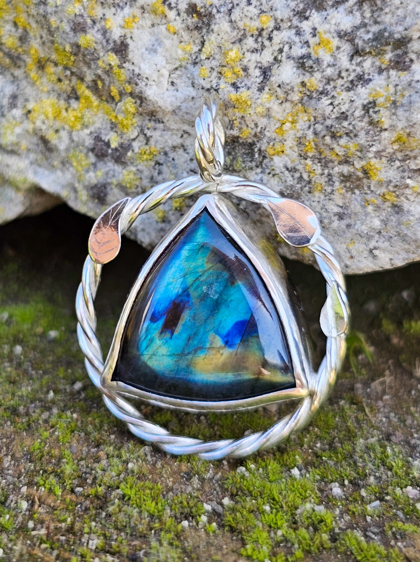 Pendentif en argent torsadé orné de feuilles et serti d'une labradorite