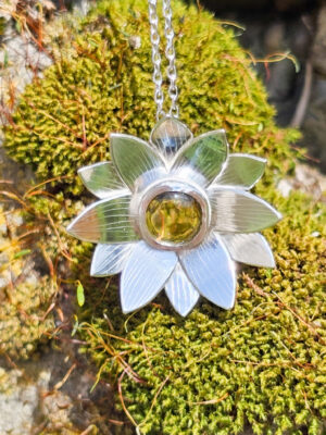 Collier en argent en forme de lotus serti d'une citrine naturelle