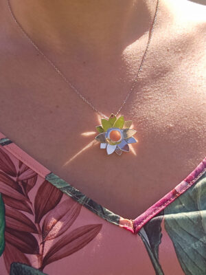 Collier en argent en forme de lotus serti d'une citrine naturelle