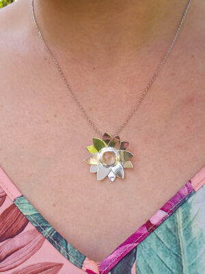 Collier en argent en forme de lotus serti d'une citrine naturelle