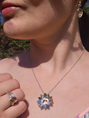 Collier en argent en forme de lotus serti d'une citrine naturelle