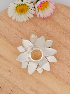 Collier en argent en forme de lotus serti d'une citrine naturelle