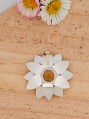 Collier en argent en forme de lotus serti d'une citrine naturelle