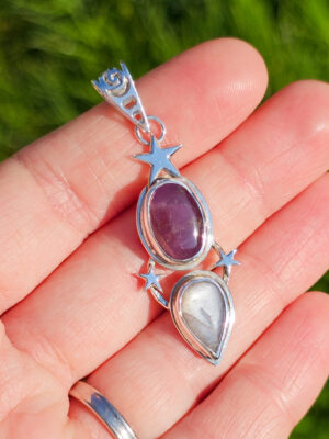 Collier en argent serti d'un rubis et d'une pierre de lune avec des motifs d'étoiles