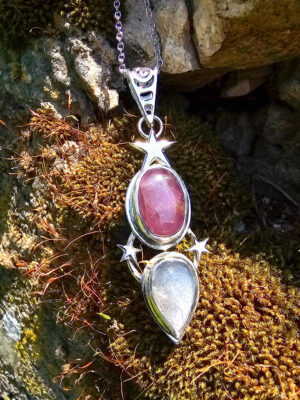 Collier en argent serti d'un rubis et d'une pierre de lune avec des motifs d'étoiles