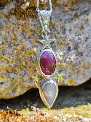 Collier en argent serti d'un rubis et d'une pierre de lune avec des motifs d'étoiles