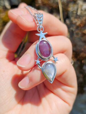 Collier en argent serti d'un rubis et d'une pierre de lune avec des motifs d'étoiles