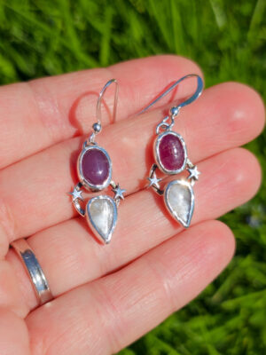 Boucles d'oreilles en argent serties de rubis et de pierres de lune avec des motifs d'étoiles