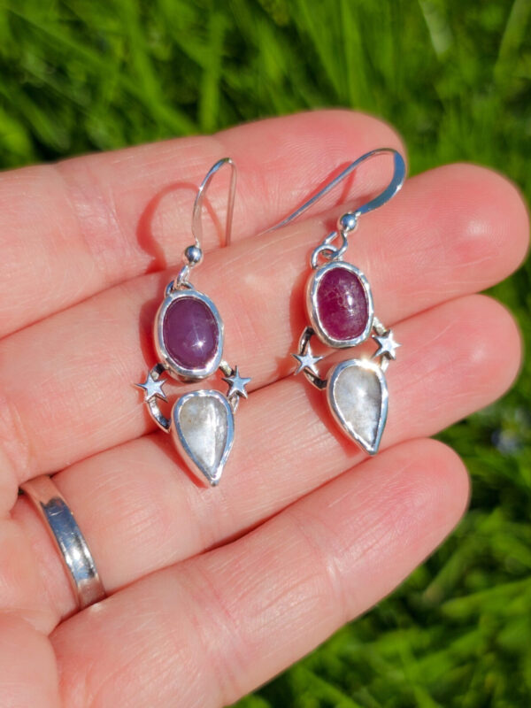 Boucles d'oreilles en argent serties de rubis et de pierres de lune avec des motifs d'étoiles
