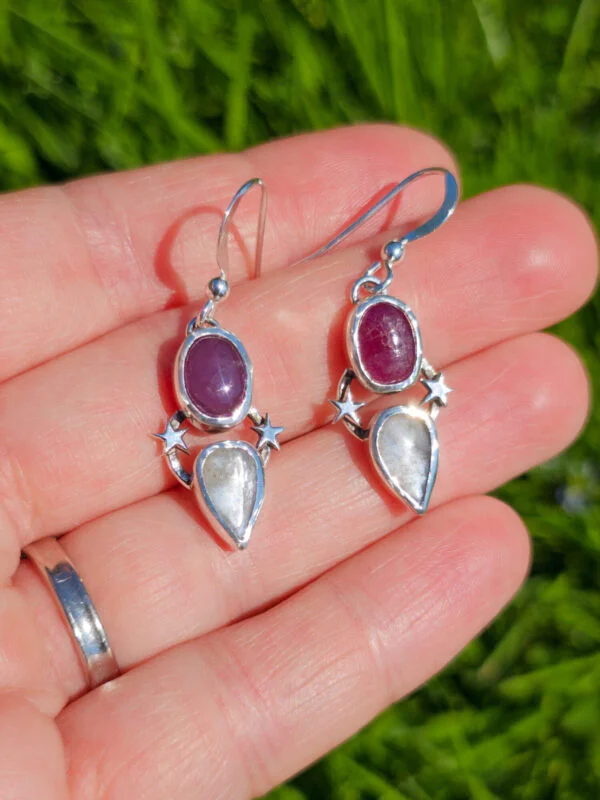 Boucles d'oreilles en argent serties de rubis et de pierres de lune avec des motifs d'étoiles