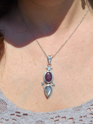 Collier en argent serti d'un rubis et d'une pierre de lune avec des motifs d'étoiles