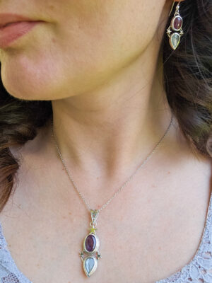 Parure en argent sertie de rubis et de pierres de lune avec des motifs d'étoiles