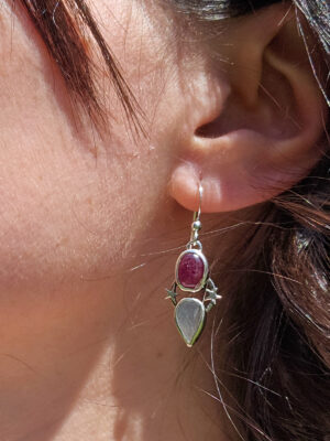 Boucles d'oreilles en argent serties de rubis et de pierres de lune avec des motifs d'étoiles