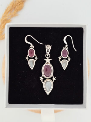 Parure en argent sertie de rubis et de pierres de lune avec des motifs d'étoiles