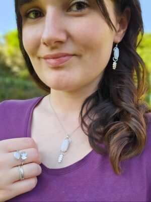 Parure en argent sertie de péristérites avec des feuilles de chêne texturées