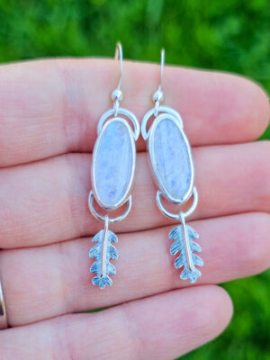 Boucles d'oreilles en argent serties de péristérites avec des feuilles de chêne texturées