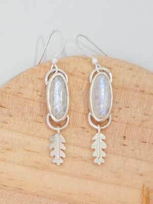 Boucles d'oreilles en argent serties de péristérites avec des feuilles de chêne texturées