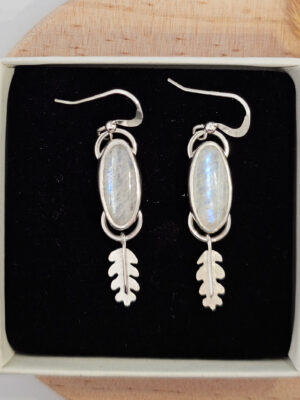 Boucles d'oreilles en argent serties de péristérites avec des feuilles de chêne texturées